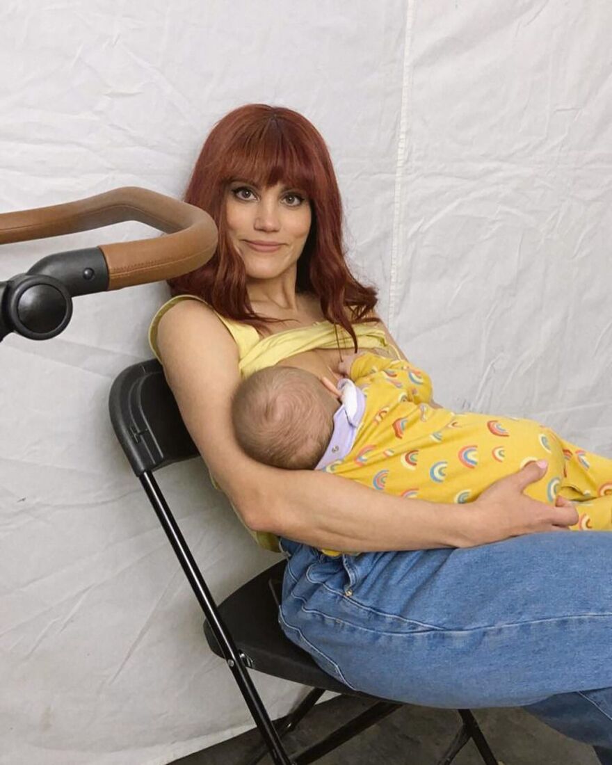 Μαίρη Συνατσάκη: Αποχαιρέτησε τον παλιό χρόνο με φωτογραφίες που θηλάζει την κόρη της