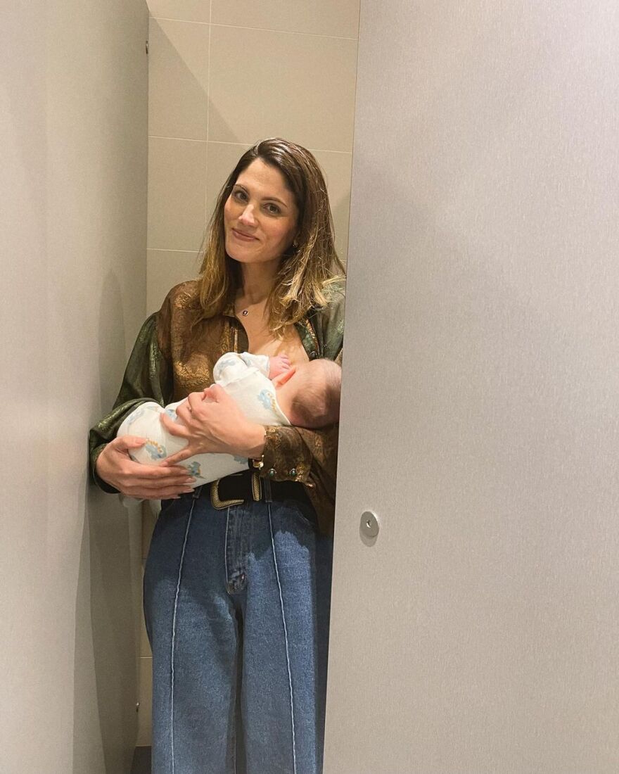 Μαίρη Συνατσάκη: Αποχαιρέτησε τον παλιό χρόνο με φωτογραφίες που θηλάζει την κόρη της