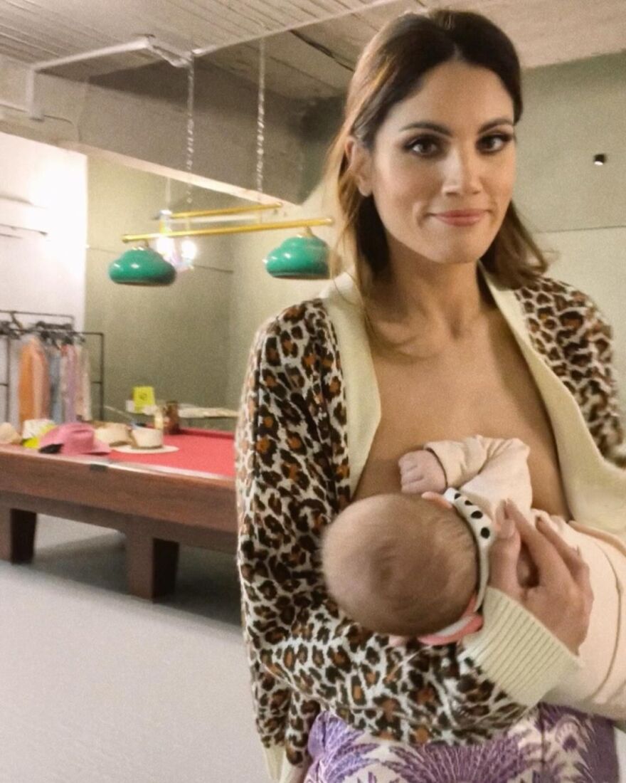 Μαίρη Συνατσάκη: Αποχαιρέτησε τον παλιό χρόνο με φωτογραφίες που θηλάζει την κόρη της