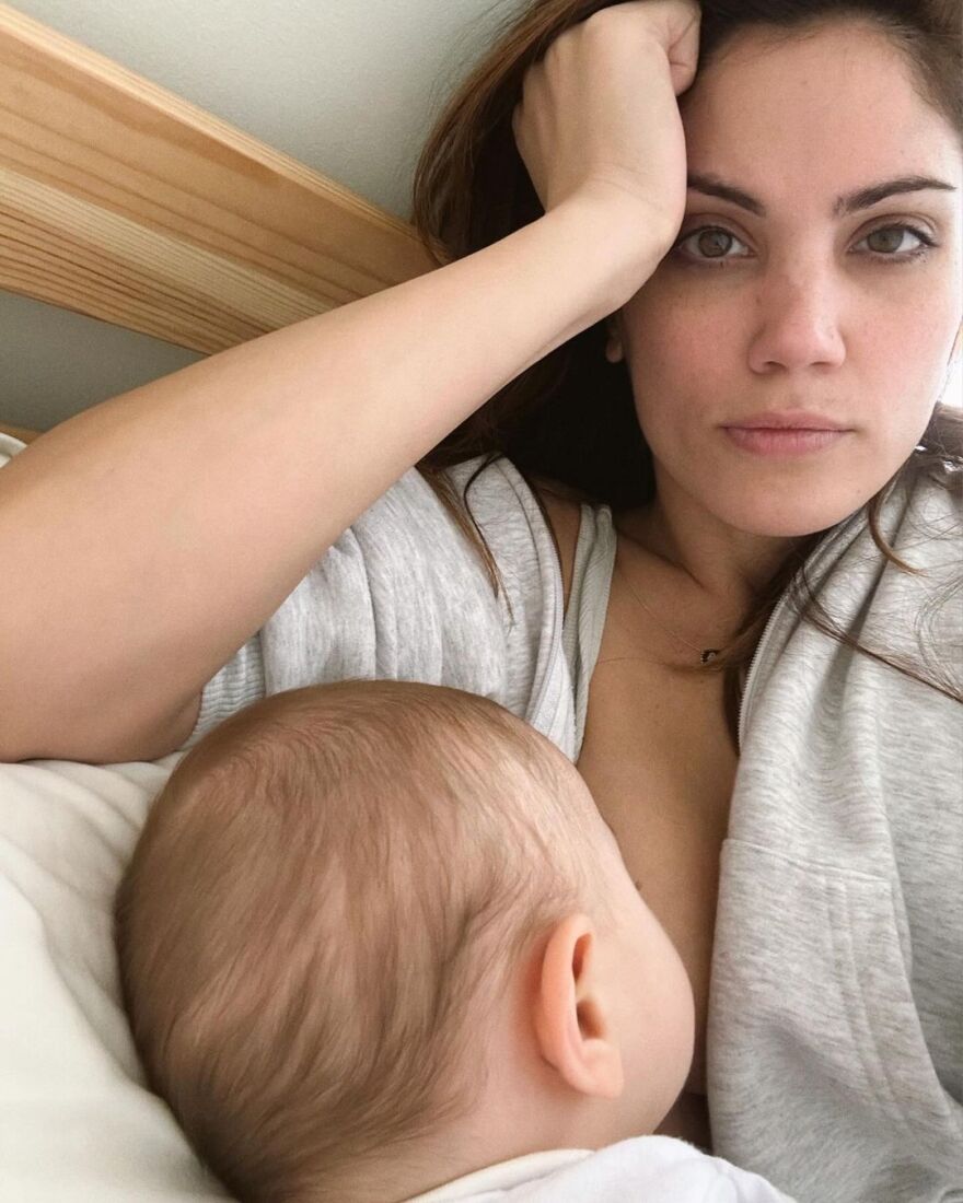 Μαίρη Συνατσάκη: Αποχαιρέτησε τον παλιό χρόνο με φωτογραφίες που θηλάζει την κόρη της