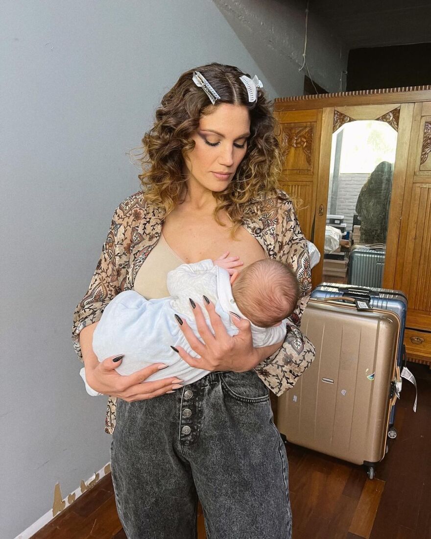 Μαίρη Συνατσάκη: Αποχαιρέτησε τον παλιό χρόνο με φωτογραφίες που θηλάζει την κόρη της