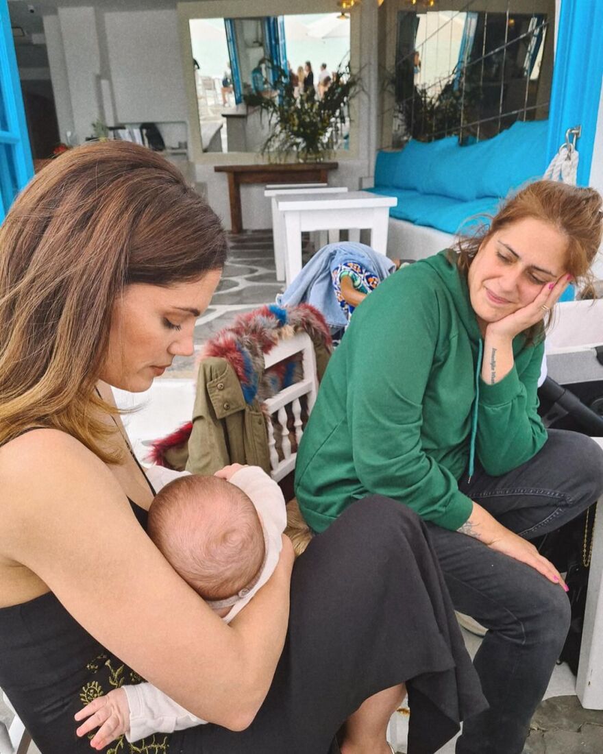 Μαίρη Συνατσάκη: Αποχαιρέτησε τον παλιό χρόνο με φωτογραφίες που θηλάζει την κόρη της