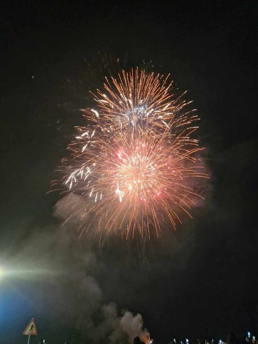  Θεσσαλονίκη: Xιλιάδες βεγγαλικά εκτοξευθήκαν από μια βάρκα μέσα από τον Θερμαϊκό 