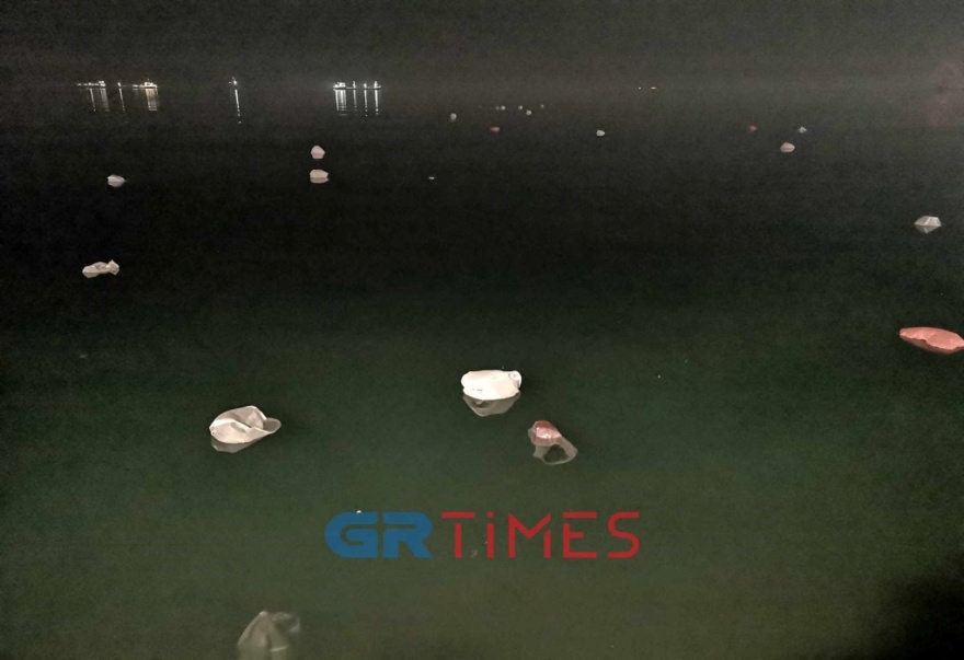 Χιλιάδες πεταμένα φαναράκια στους δρόμους της Θεσσαλονίκης ακόμη και στον Θερμαϊκό - Βίντεο και φωτογραφίες