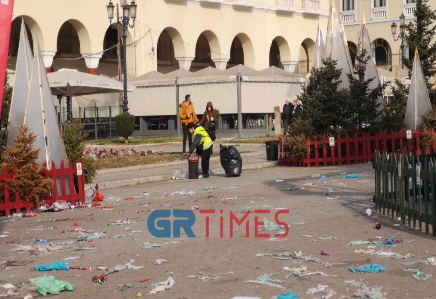 Χιλιάδες πεταμένα φαναράκια στους δρόμους της Θεσσαλονίκης ακόμη και στον Θερμαϊκό - Βίντεο και φωτογραφίες