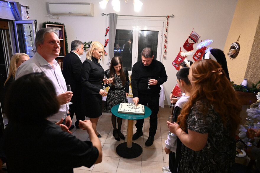 Η ξεχωριστή Πρωτοχρονιά του νέου Περιφερειάρχη Αττικής, Νίκου Χαρδαλιά - Δείτε βίντεο και φωτογραφίες