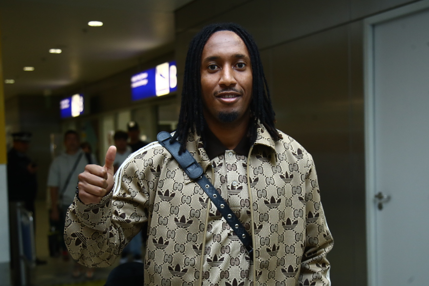 Ολυμπιακός: Έφτασε στην Αθήνα ο Ζέλσον Μαρτίνς - «Χαρούμενος που είμαι εδώ και θα παίξω πάλι με τον Ποντένσε» - Βίντεο