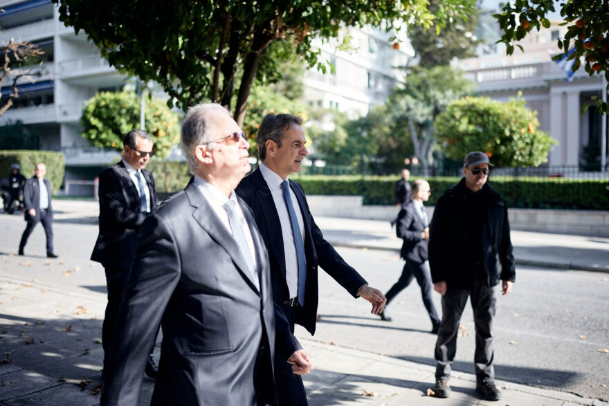 Μητσοτάκης και Τασούλας ήπιαν τον πρώτο καφέ της χρονιάς στο Κολωνάκι – Βίντεο, φωτογραφίες