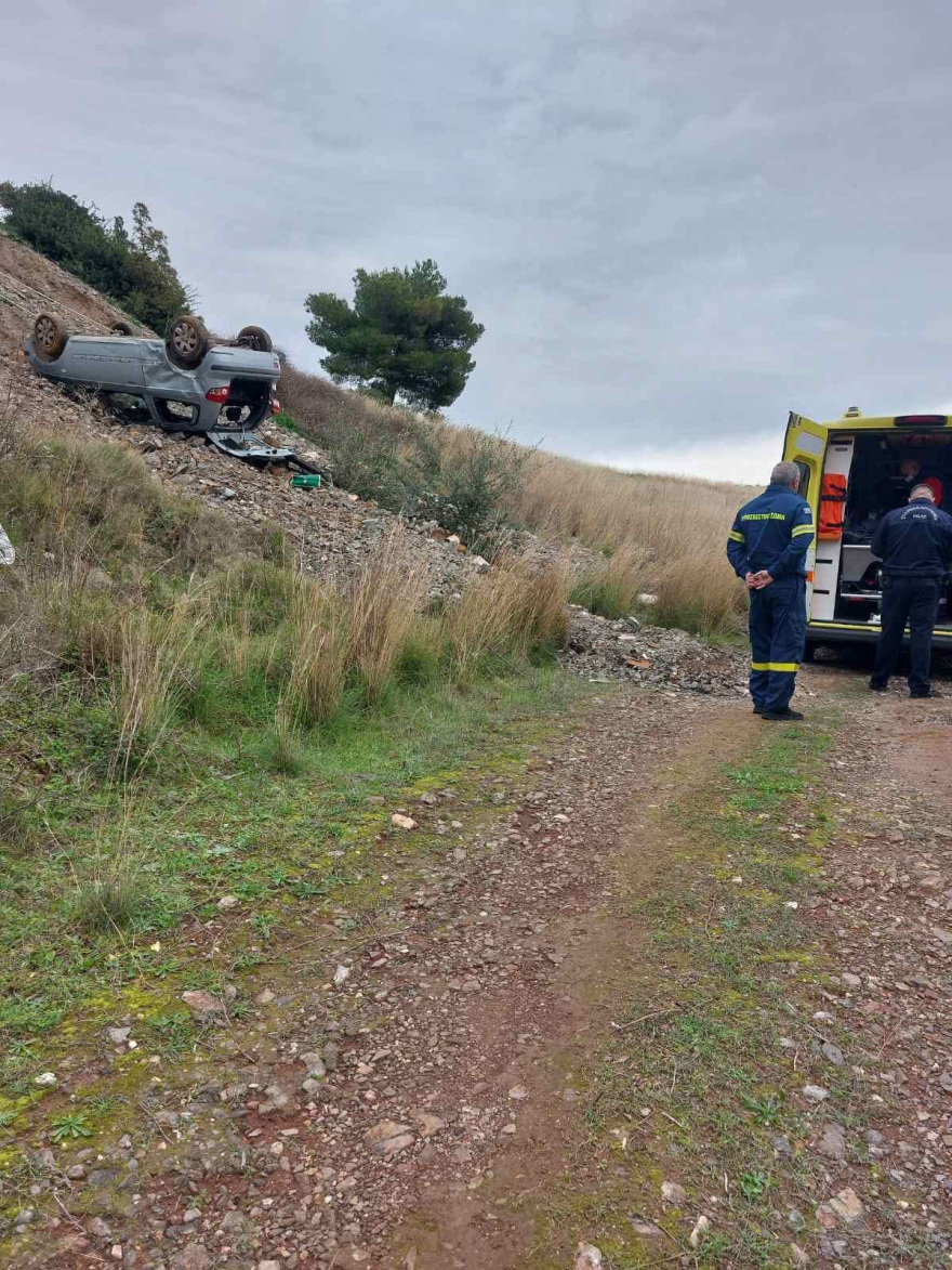 Φωτογραφίες: Τροχαίο με αυτοκίνητο που έφυγε από το δρόμο στην Κερατέα - Νεκρός ο 77χρονος οδηγός