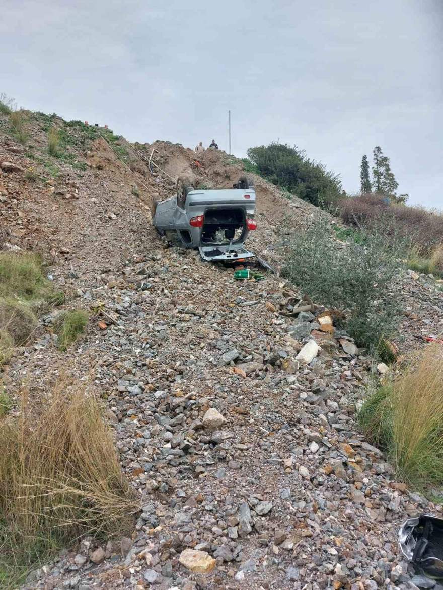 Φωτογραφίες: Τροχαίο με αυτοκίνητο που έφυγε από το δρόμο στην Κερατέα - Νεκρός ο 77χρονος οδηγός