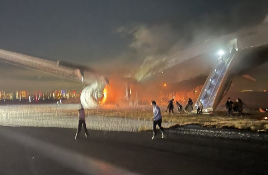 Ιαπωνία: Ψάχνουν τα «γιατί» για τη σύγκρουση των αεροσκαφών - Τι εξετάζουν οι αρμόδιες Αρχές 