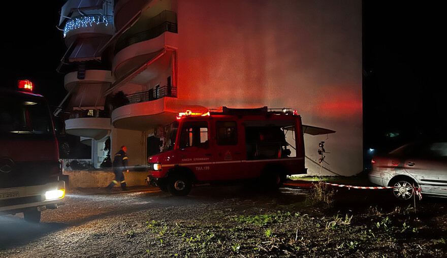 Φωτιά σε ΙΧ δίπλα σε πολυκατοικία στο Αγρίνιο - Μεγάλη κινητοποίηση της Πυροσβεστικής