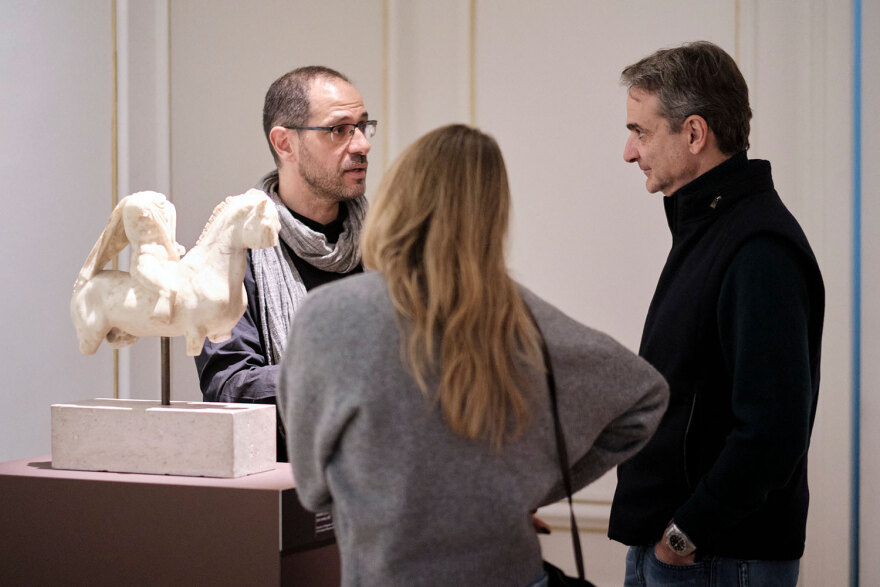 Ο Μητσοτάκης επισκέφθηκε με την κόρη του Δάφνη την έκθεση για τη Μάχη της Χαιρώνειας στο Μουσείο Κυκλαδικής Τέχνης