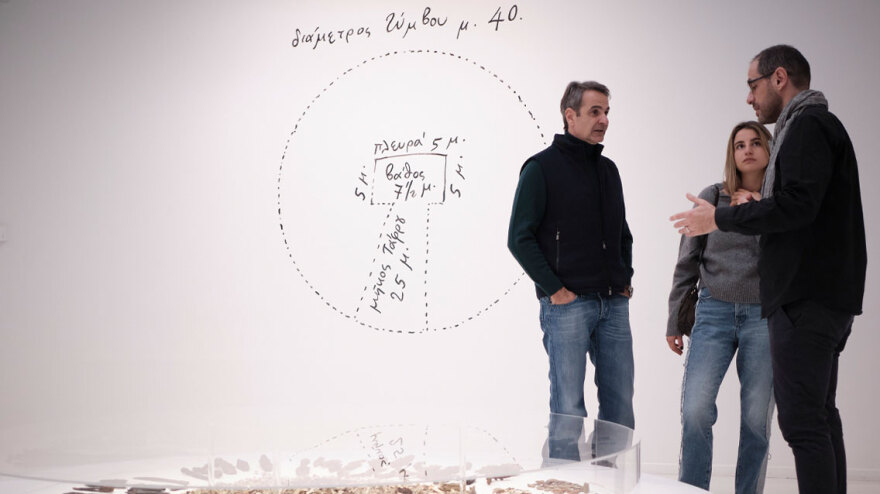 Ο Μητσοτάκης επισκέφθηκε με την κόρη του Δάφνη την έκθεση για τη Μάχη της Χαιρώνειας στο Μουσείο Κυκλαδικής Τέχνης