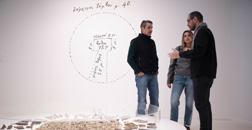 Ο Μητσοτάκης επισκέφθηκε με την κόρη του Δάφνη την έκθεση για τη Μάχη της Χαιρώνειας στο Μουσείο Κυκλαδικής Τέχνης