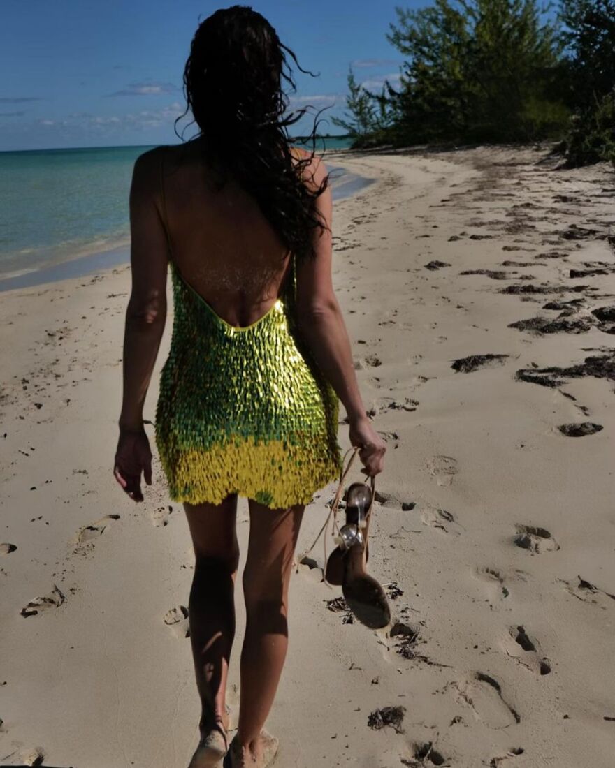 Η Ιρίνα Σάικ γιόρτασε τη νέα χρονιά, βουτώντας στη θάλασσα με φουστάνι αξίας 700 δολαρίων