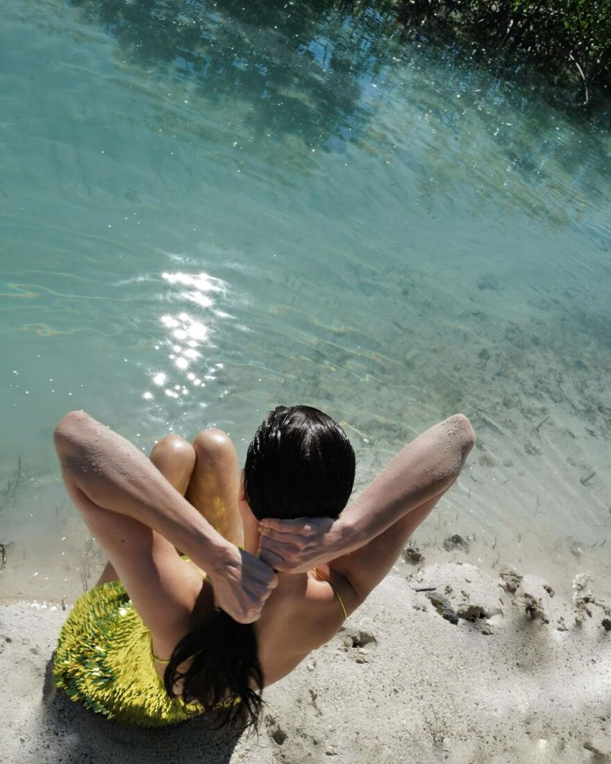 Η Ιρίνα Σάικ γιόρτασε τη νέα χρονιά, βουτώντας στη θάλασσα με φουστάνι αξίας 700 δολαρίων