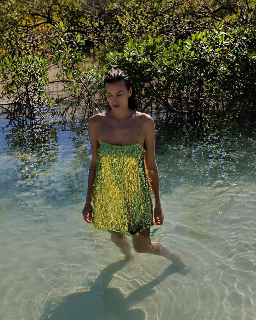 Η Ιρίνα Σάικ γιόρτασε τη νέα χρονιά, βουτώντας στη θάλασσα με φουστάνι αξίας 700 δολαρίων