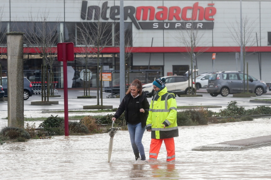 Πλημμύρες και χιόνια πλήττουν τη βορειοδυτική Ευρώπη - Ρεκόρ ψύχους στη Σουηδία με θερμοκρασίες κάτω των -40 βαθμών Κελσίου
