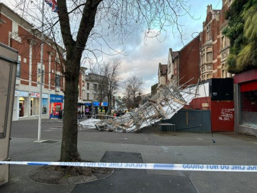 Βρετανία: Η καταιγίδα «Χενκ» παραλύει τη χώρα - Ένας νεκρός, ακυρώσεις στα τρένα, νοικοκυριά χωρίς ρεύμα