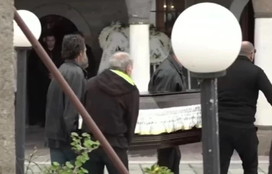 Νίκος Ρόκκος: Συντετριμμένος ο Στέλιος Ρόκκος στην κηδεία του αδερφού του