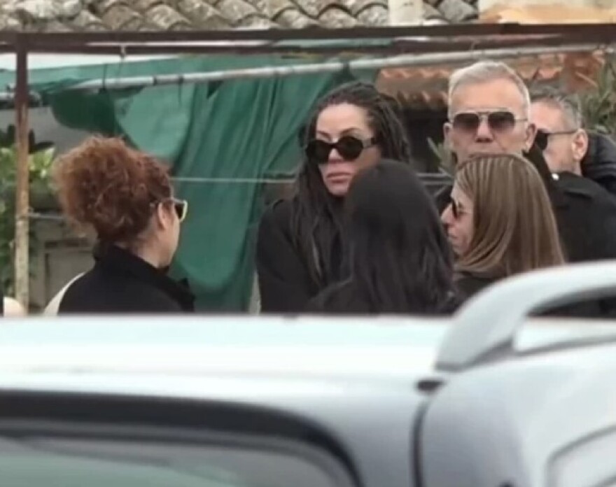 Νίκος Ρόκκος: Συντετριμμένος ο Στέλιος Ρόκκος στην κηδεία του αδερφού του