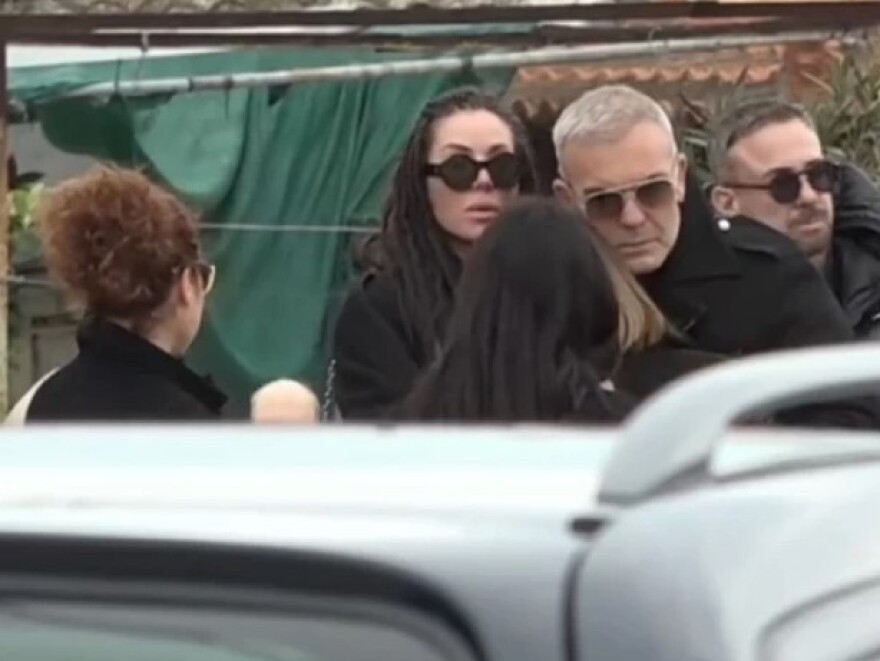 Νίκος Ρόκκος: Συντετριμμένος ο Στέλιος Ρόκκος στην κηδεία του αδερφού του