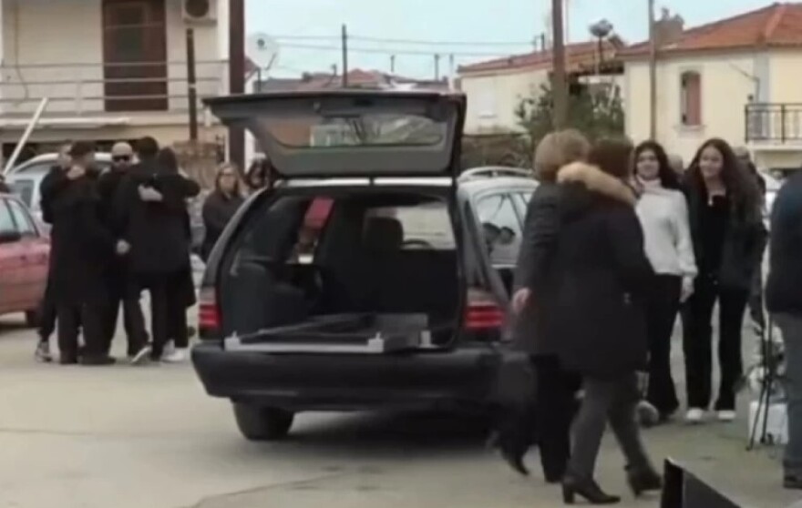 Νίκος Ρόκκος: Συντετριμμένος ο Στέλιος Ρόκκος στην κηδεία του αδερφού του