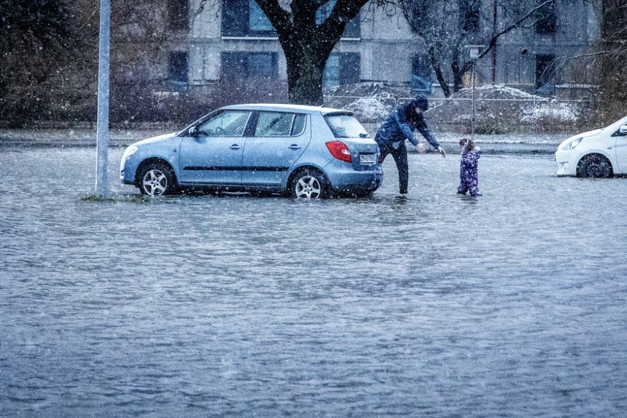 Καιρός: Εγκλωβισμένοι οδηγοί από το χιόνι σε αυτοκινητοδρόμους της Σουηδίας και της Δανίας - Ρεκόρ ψύχους