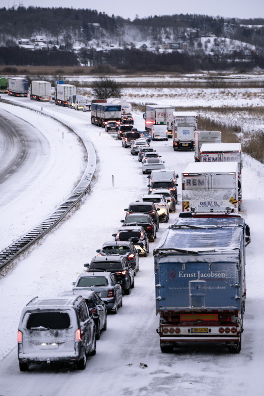 Καιρός: Εγκλωβισμένοι οδηγοί από το χιόνι σε αυτοκινητοδρόμους της Σουηδίας και της Δανίας - Ρεκόρ ψύχους