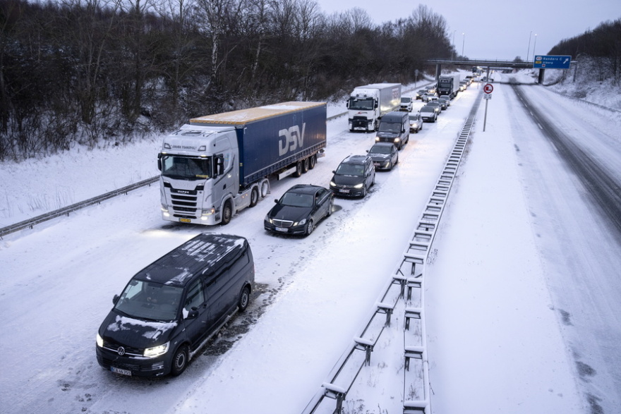 Καιρός: Εγκλωβισμένοι οδηγοί από το χιόνι σε αυτοκινητοδρόμους της Σουηδίας και της Δανίας - Ρεκόρ ψύχους