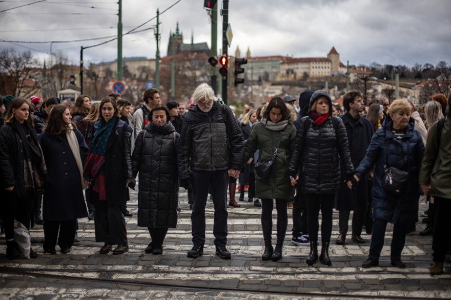 Μακελειό στην Πράγα: Φοιτητές και καθηγητές σχημάτισαν ανθρώπινη αλυσίδα στη μνήμη των θυμάτων της επίθεσης