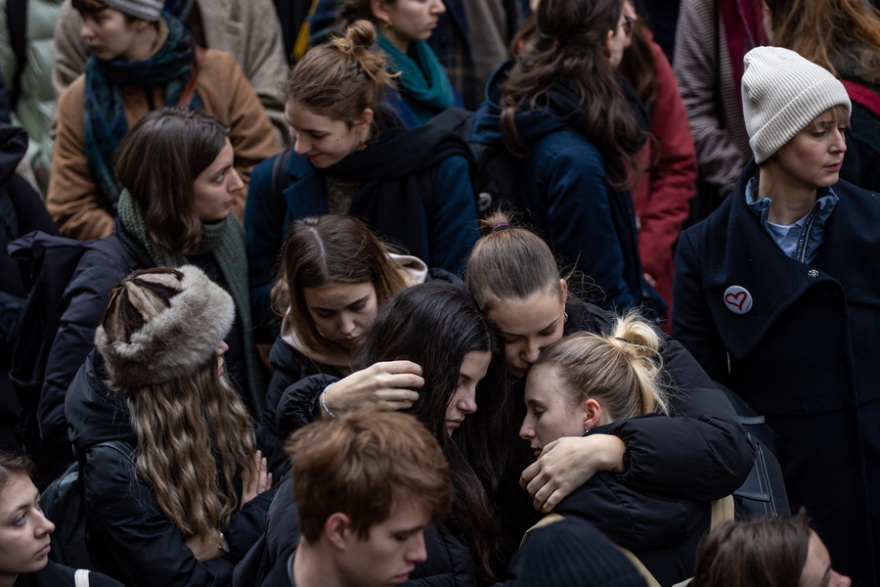 Μακελειό στην Πράγα: Φοιτητές και καθηγητές σχημάτισαν ανθρώπινη αλυσίδα στη μνήμη των θυμάτων της επίθεσης