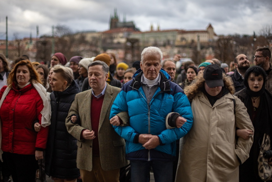 Μακελειό στην Πράγα: Φοιτητές και καθηγητές σχημάτισαν ανθρώπινη αλυσίδα στη μνήμη των θυμάτων της επίθεσης