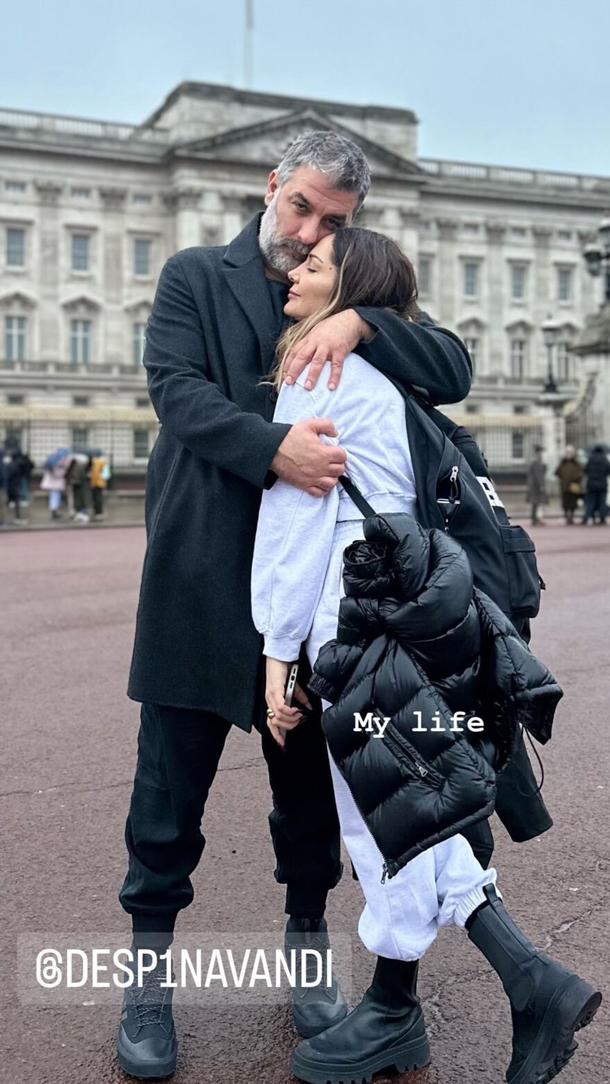 Βασίλης Μπισμπίκης: Αγκαλιά στο Λονδίνο με τη Δέσποινα Βανδή - Ζωή μου, της γράφει 