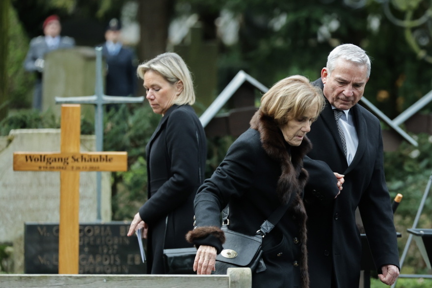 Γερμανία: Κηδεύτηκε ο Βόλφγκανκ Σόιμπλε - Υποβασταζόμενη η σύζυγός του, δείτε φωτογραφίες