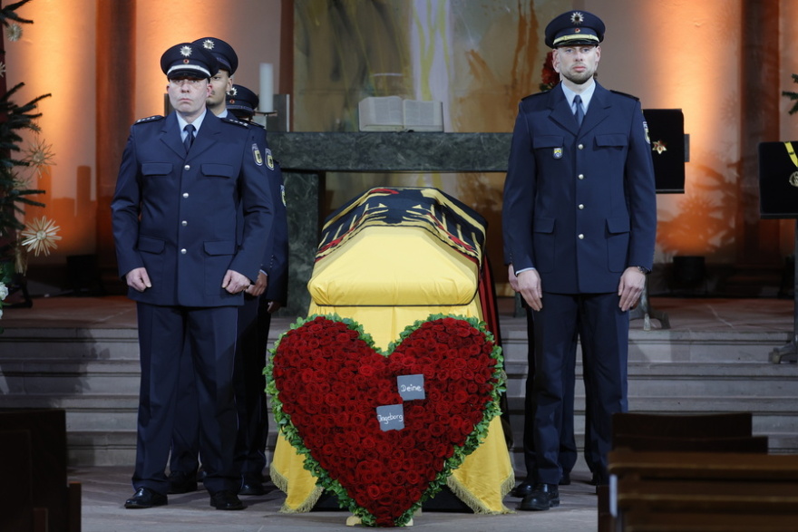 Γερμανία: Κηδεύτηκε ο Βόλφγκανκ Σόιμπλε - Υποβασταζόμενη η σύζυγός του, δείτε φωτογραφίες