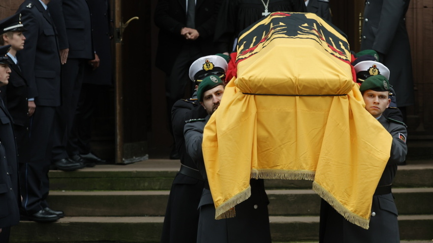 Γερμανία: Κηδεύτηκε ο Βόλφγκανκ Σόιμπλε - Υποβασταζόμενη η σύζυγός του, δείτε φωτογραφίες