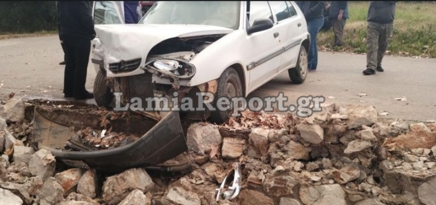 Αμφίκλεια: Αυτοκίνητο έπεσε πάνω σε μαντρότοιχο σχολείου - Δύο ελαφρά τραυματίες