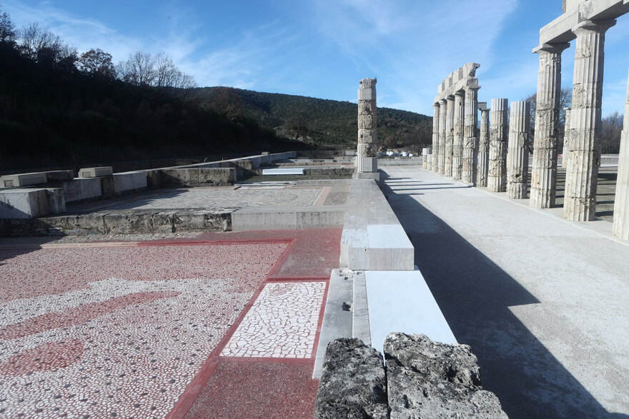 Αιγές: Εντυπωσιακές φωτογραφίες από το αναστηλωμένο ανάκτορο που στέφθηκε βασιλιάς ο Μέγας Αλέξανδρος