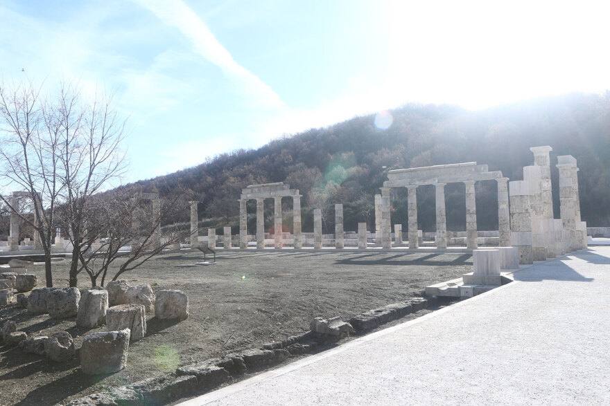 Αιγές: Εντυπωσιακές φωτογραφίες από το αναστηλωμένο ανάκτορο που στέφθηκε βασιλιάς ο Μέγας Αλέξανδρος