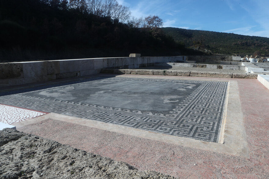 Αιγές: Εντυπωσιακές φωτογραφίες από το αναστηλωμένο ανάκτορο που στέφθηκε βασιλιάς ο Μέγας Αλέξανδρος