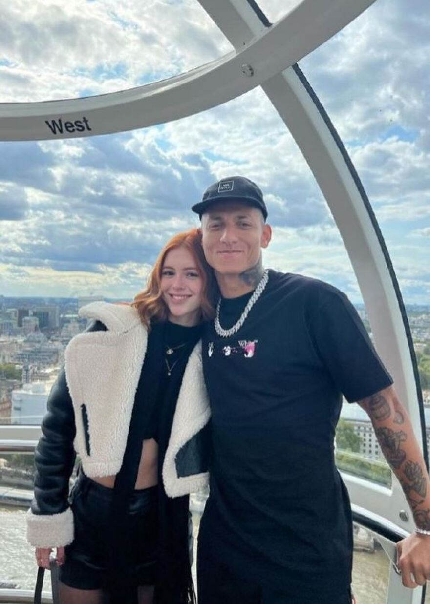 Εφευρετικός ο Ριτσάρλισον - Επισημοποίησε την σχέση του με Βραζιλιάνα φοιτήτρια δείχνοντας μια κότα να γεννάει - Βίντεο