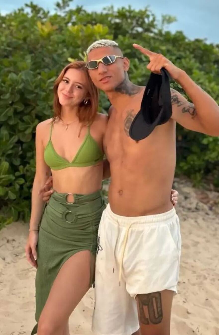 Εφευρετικός ο Ριτσάρλισον - Επισημοποίησε την σχέση του με Βραζιλιάνα φοιτήτρια δείχνοντας μια κότα να γεννάει - Βίντεο