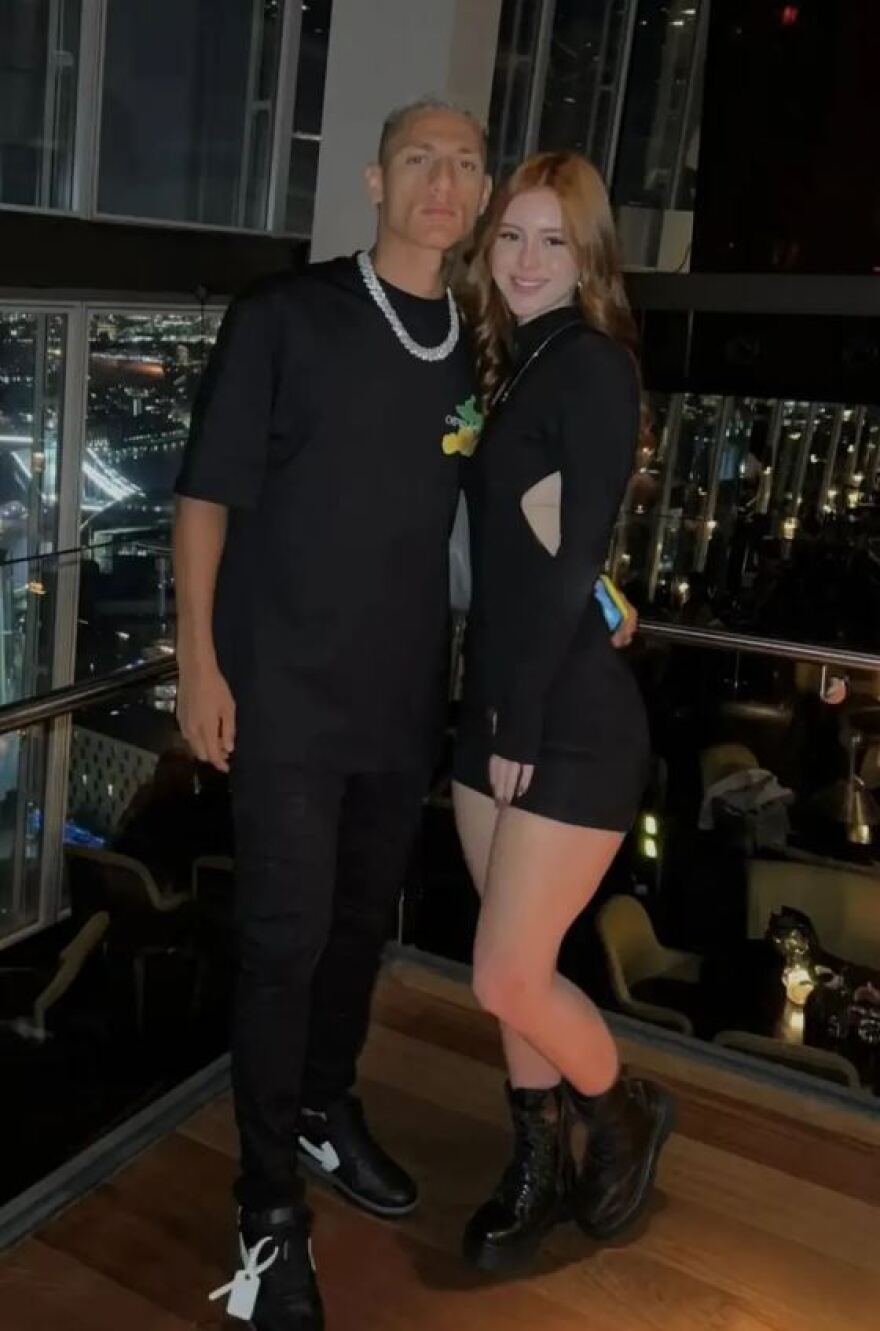 Εφευρετικός ο Ριτσάρλισον - Επισημοποίησε την σχέση του με Βραζιλιάνα φοιτήτρια δείχνοντας μια κότα να γεννάει - Βίντεο