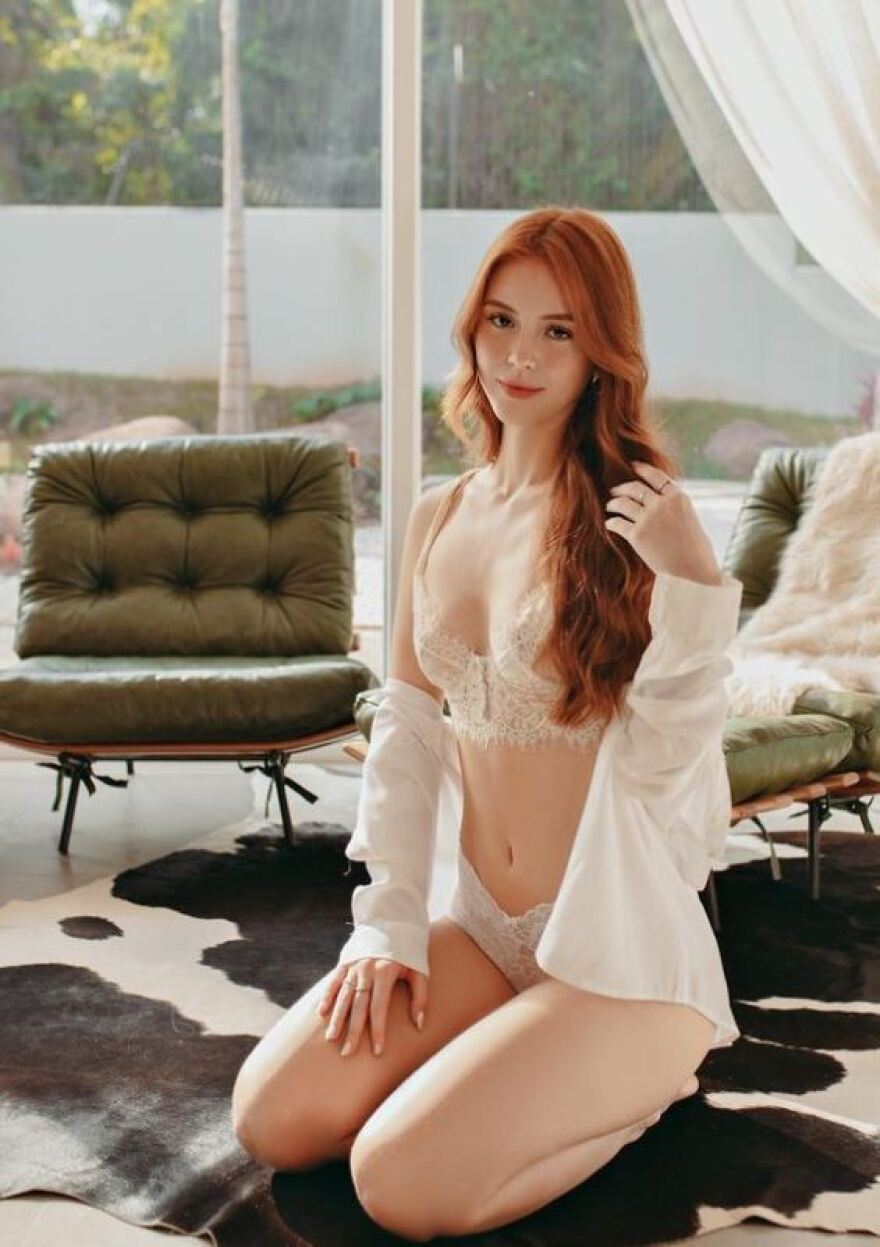 Εφευρετικός ο Ριτσάρλισον - Επισημοποίησε την σχέση του με Βραζιλιάνα φοιτήτρια δείχνοντας μια κότα να γεννάει - Βίντεο