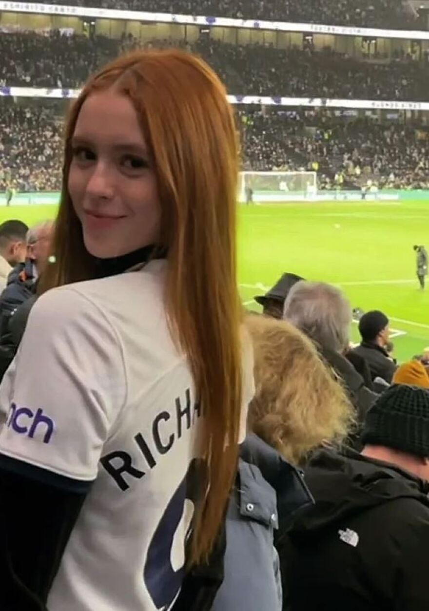 Εφευρετικός ο Ριτσάρλισον - Επισημοποίησε την σχέση του με Βραζιλιάνα φοιτήτρια δείχνοντας μια κότα να γεννάει - Βίντεο