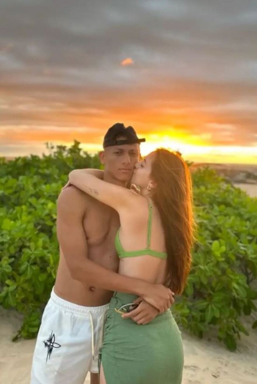 Εφευρετικός ο Ριτσάρλισον - Επισημοποίησε την σχέση του με Βραζιλιάνα φοιτήτρια δείχνοντας μια κότα να γεννάει - Βίντεο