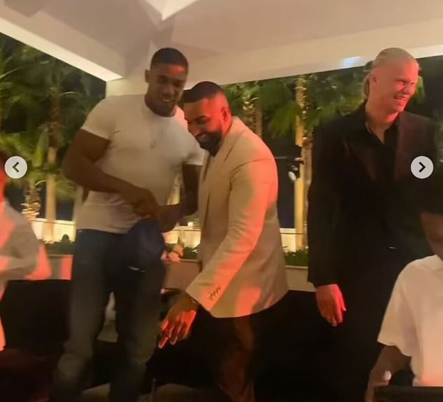 Έρλινγκ Χάαλαντ: Είναι τραυματίας και κάνει... αποθεραπεία στις παραλίες του Ντουμπάι - Δείτε βίντεο