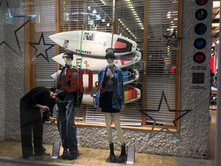 Πρεμιέρα για τις χειμερινές εκπτώσεις - Ποιες Κυριακές θα είναι ανοικτά τα καταστήματα